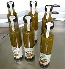 Etiqueteuse enveloppante avec sceau de garantie pour bouteilles et bocaux